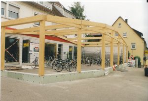 Zweirad Stegmaier in Crailsheim – zahlreiche Fahrräder und Zweiräder in einem unfertigen Gebäude während der Aufbauphase.