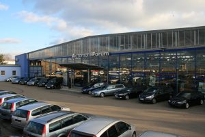 Aufnahme des Automobil-Forums Stegmaier im ehemaligen Crailsheimer Hangar – gefüllt mit klassischen Fahrzeugen, Raritäten und Youngtimern. Die Luftfahrt-Architektur bildet ein einzigartiges Ambiente für die Autosammlung.