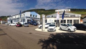 Automobil-Forum AHS Autohaus in Ingelfingen. Große Ausstellung verschiedener Automodelle – Kompaktwagen, SUVs und Familienvans in mehreren Farben.