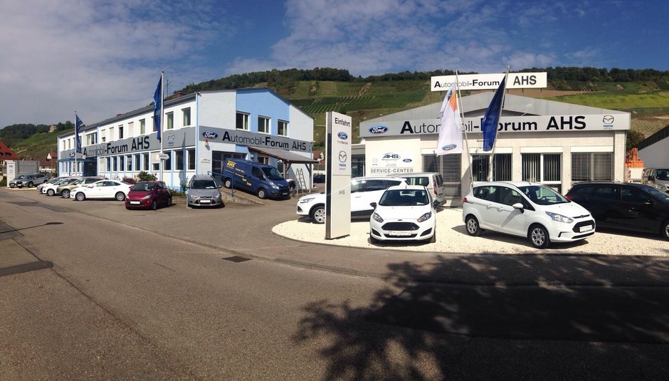 Automobil-Forum AHS Autohaus in Ingelfingen. Große Ausstellung verschiedener Automodelle – Kompaktwagen, SUVs und Familienvans in mehreren Farben.