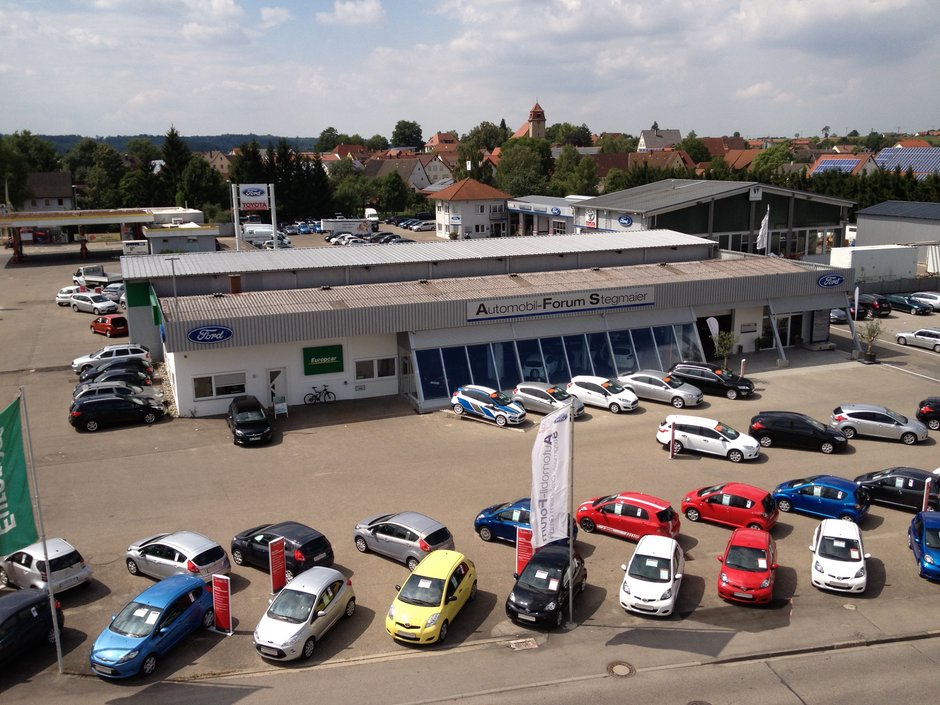Autohaus von Automobil-Forum Stegmaier in Crailsheim. Große Ausstellung verschiedener Automodelle – Kompaktwagen, SUVs und Familienvans in mehreren Farben.